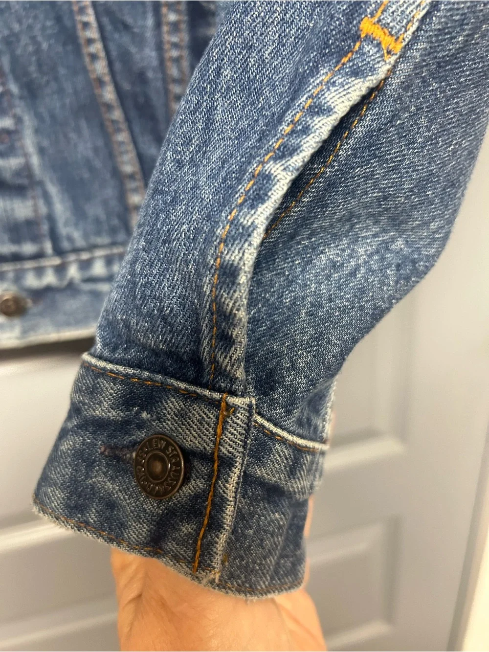 VINTAGE LEVI Strauss trucker style denim jacket. Size 38 . UNISEX EUC